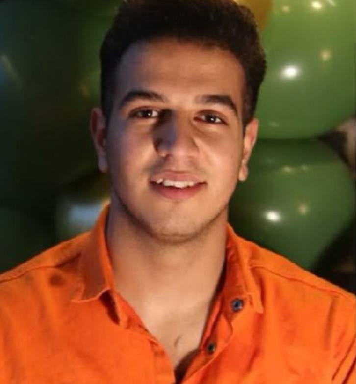 یونس (سامان) درمیان بامی